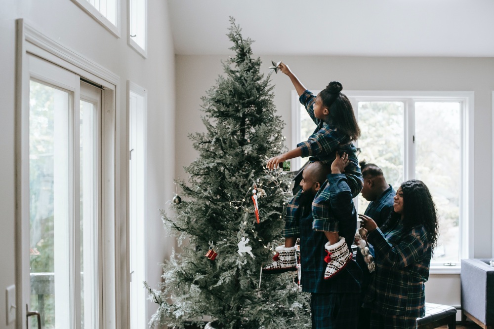Familia decora árbol de Navidad