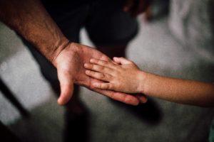 Montessori Canela - niños muerte hablar manos consuelo